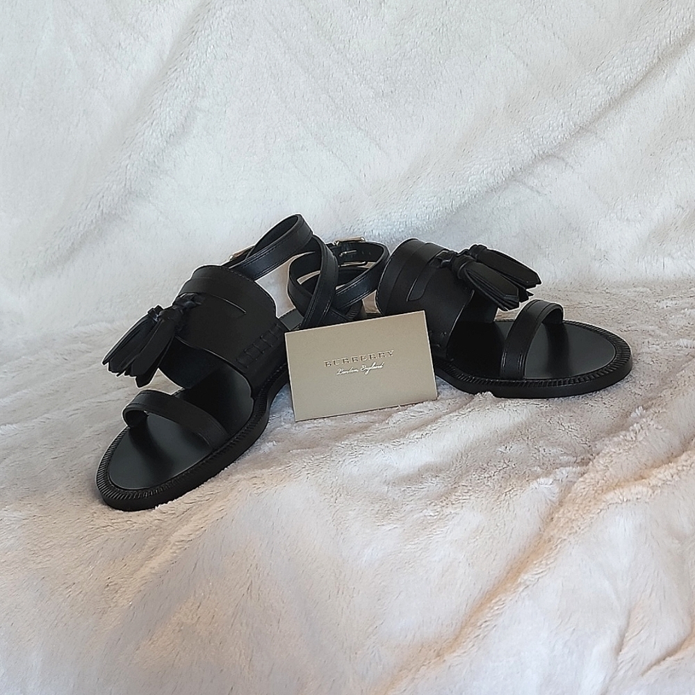 Burberry black flat leather sandals, size 35